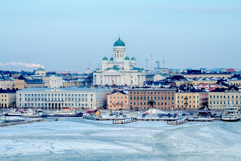 Blick über das vereiste Hafenbecken von Helsinki auf den Marktplatz und den Dom